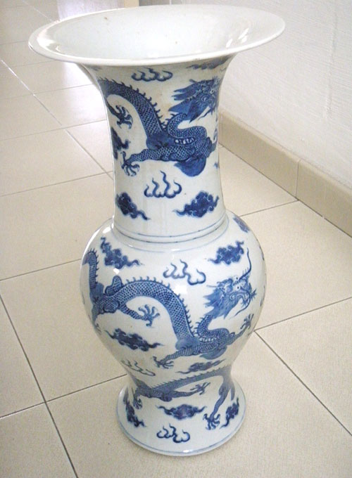 03 Blue & White vase with dragon motif