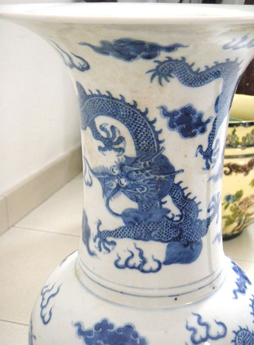 03 Blue & White vase with dragon motif