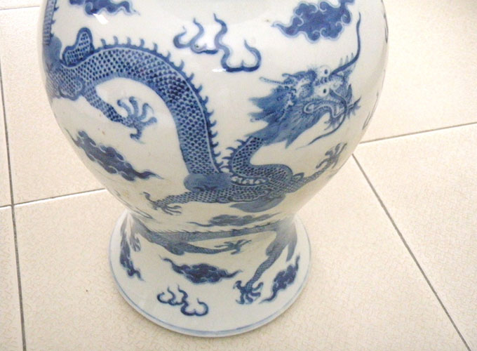 03 Blue & White vase with dragon motif